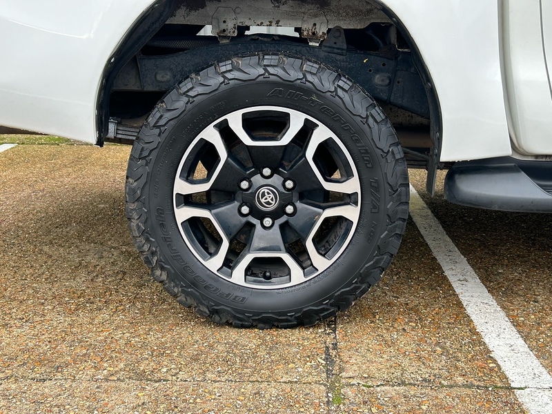 Toyota 2.4 D-4D Invincible Pickup Double Cab 4dr Diesel Manual 4WD Euro 6 (s/s) (150 ps)