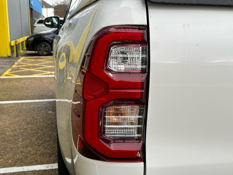 Toyota 2.4 D-4D Invincible Pickup Double Cab 4dr Diesel Manual 4WD Euro 6 (s/s) (150 ps)