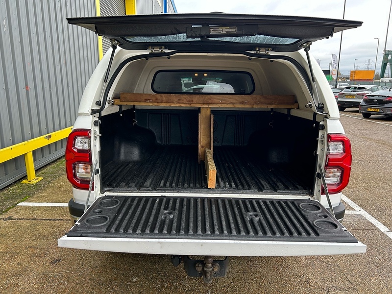 Toyota 2.4 D-4D Invincible Pickup Double Cab 4dr Diesel Manual 4WD Euro 6 (s/s) (150 ps)