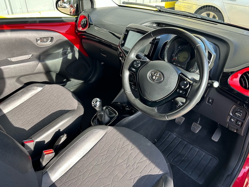 Toyota 1.0 VVT-i x-clusiv Hatchback 5dr Petrol Manual Euro 6 (71 ps)