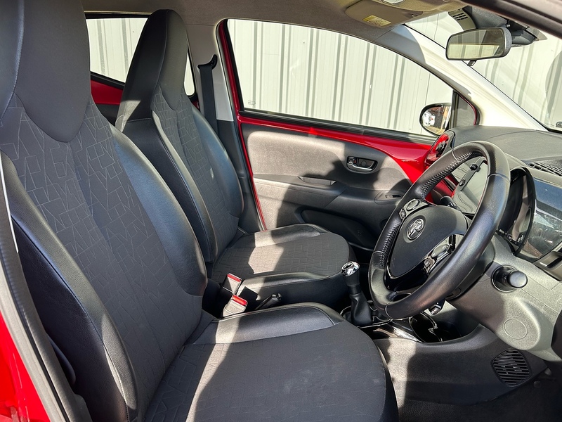 Toyota 1.0 VVT-i x-clusiv Hatchback 5dr Petrol Manual Euro 6 (71 ps)