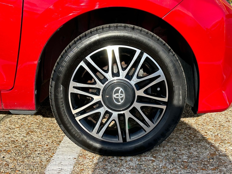 Toyota 1.0 VVT-i x-clusiv Hatchback 5dr Petrol Manual Euro 6 (71 ps)