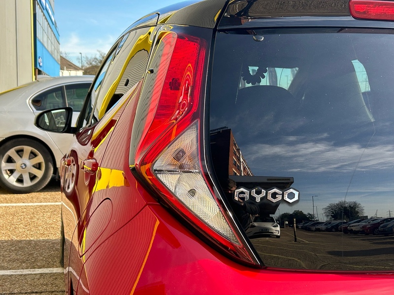 Toyota 1.0 VVT-i x-clusiv Hatchback 5dr Petrol Manual Euro 6 (71 ps)