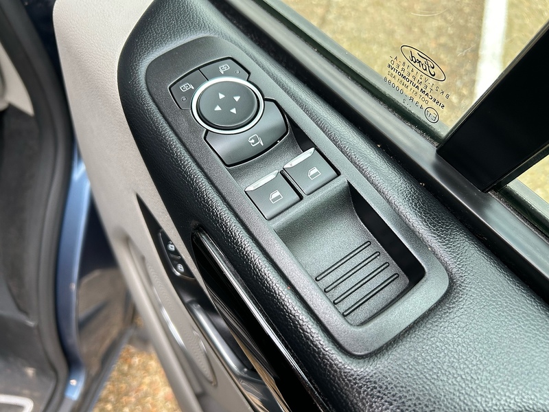 Ford 2.0 320 EcoBlue MHEV Titanium Minibus Double Cab 5dr Diesel Manual L2 Euro 6 (s/s) (130 ps)