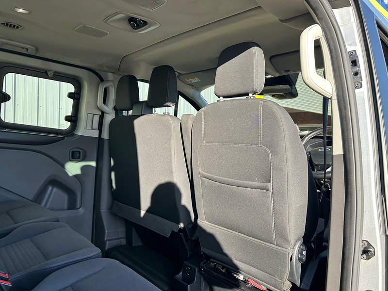 Ford 2.0 320 EcoBlue Titanium Minibus Double Cab 5dr Diesel Auto L2 Euro 6 (s/s) (130 ps)