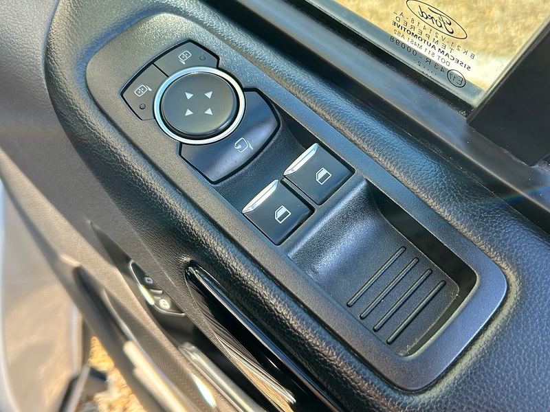 Ford 2.0 320 EcoBlue Titanium Minibus Double Cab 5dr Diesel Auto L2 Euro 6 (s/s) (130 ps)