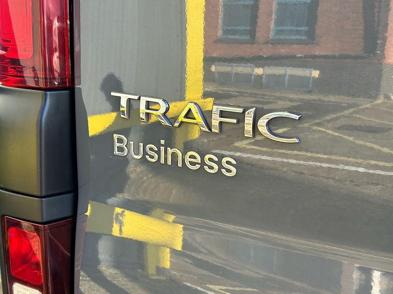 Renault 2.0 dCi SL28 Business Minibus Double Cab 5dr Diesel EDC L1 H1 Euro 6 (s/s) (9 Seat) (150 ps)