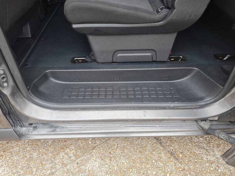Vauxhall 50kWh Combi MPV 5dr Electric Auto LWB (9 Seat, 11kW Charger) (136 ps)
