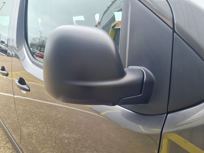 Vauxhall 50kWh Combi MPV 5dr Electric Auto LWB (9 Seat, 11kW Charger) (136 ps)