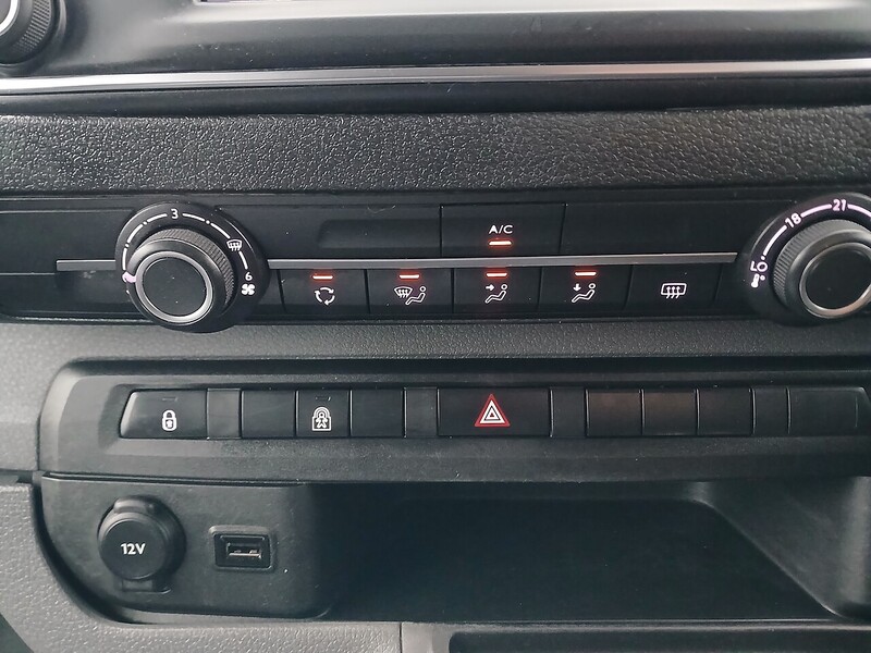 Vauxhall 50kWh Combi MPV 5dr Electric Auto LWB (9 Seat, 7.4kW Charger) (136 ps)