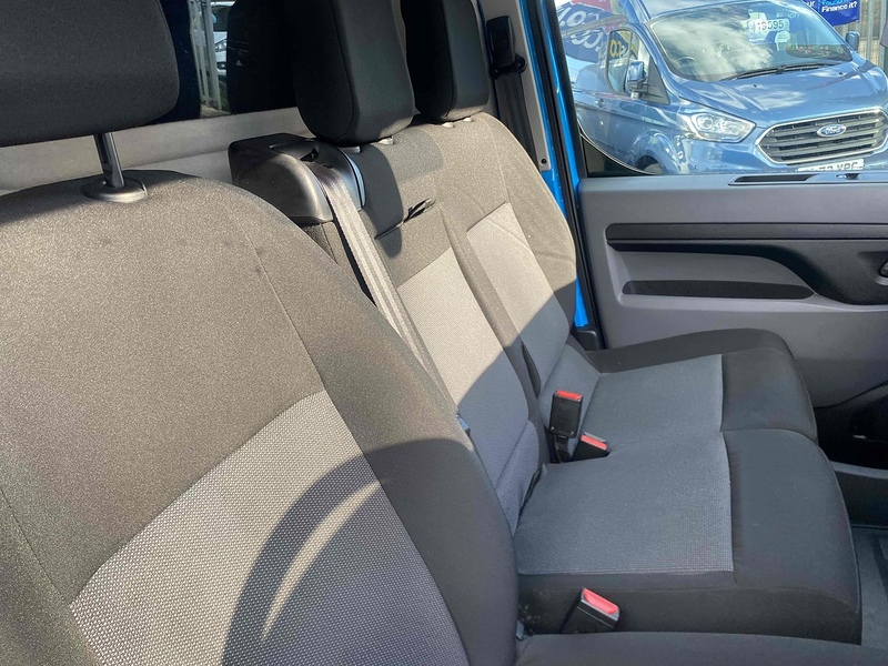 Vauxhall 3100 75kWh Dynamic Panel Van 6dr Electric Auto L1 H1 (7.4kW Charger) (136 ps)