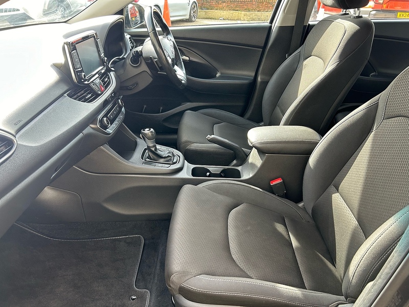 Hyundai CRDi SE Nav Hatchback 1.6 Automatic Diesel