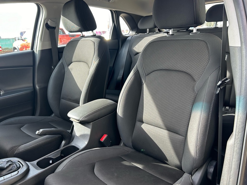 Hyundai CRDi SE Nav Hatchback 1.6 Automatic Diesel