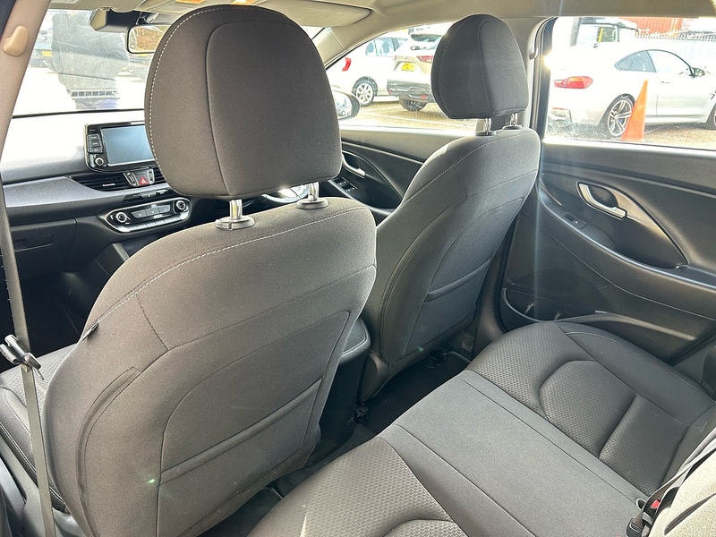 Hyundai CRDi SE Nav Hatchback 1.6 Automatic Diesel
