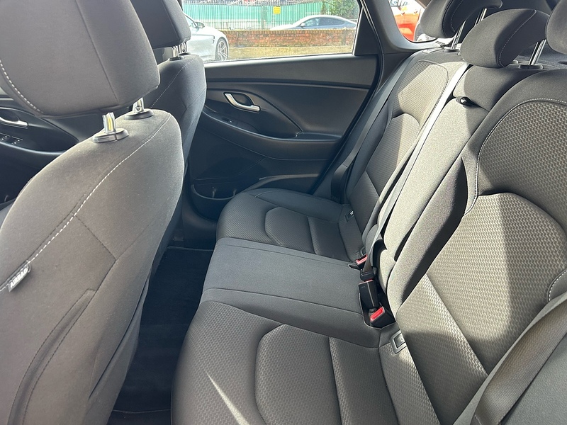 Hyundai CRDi SE Nav Hatchback 1.6 Automatic Diesel