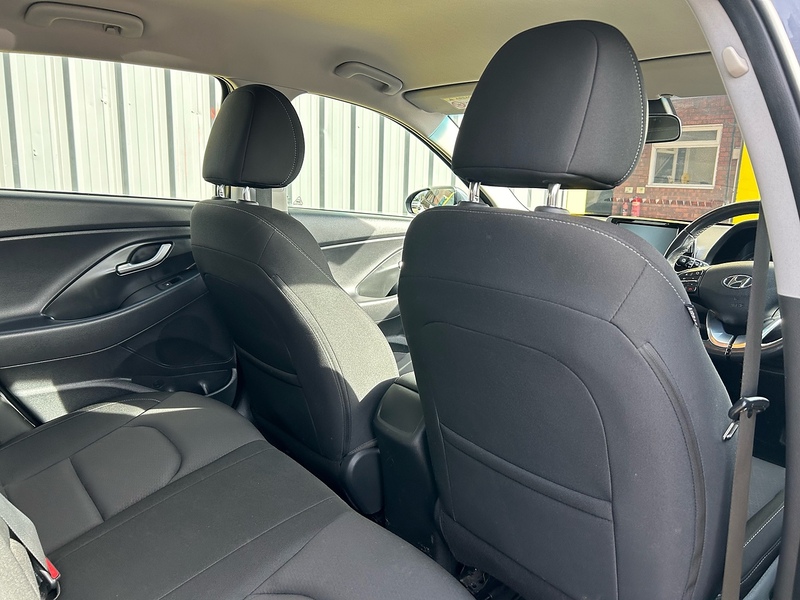 Hyundai CRDi SE Nav Hatchback 1.6 Automatic Diesel