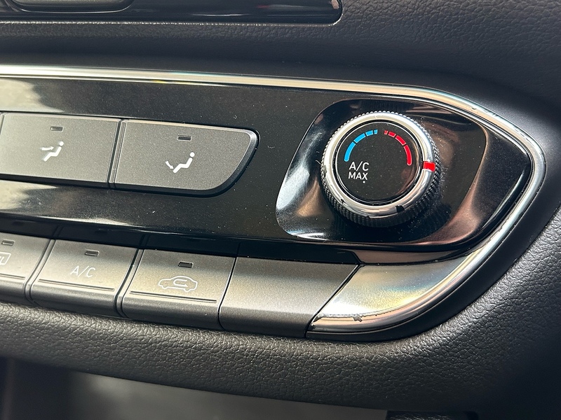 Hyundai CRDi SE Nav Hatchback 1.6 Automatic Diesel