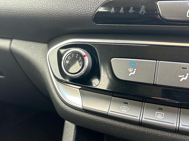 Hyundai CRDi SE Nav Hatchback 1.6 Automatic Diesel