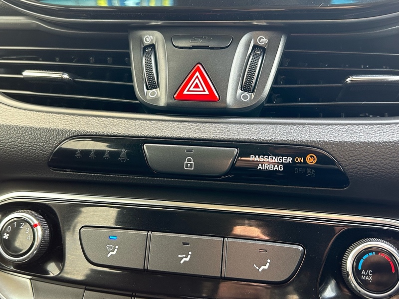 Hyundai CRDi SE Nav Hatchback 1.6 Automatic Diesel