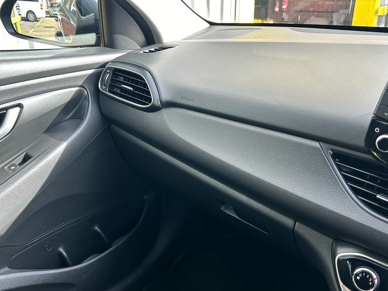 Hyundai CRDi SE Nav Hatchback 1.6 Automatic Diesel