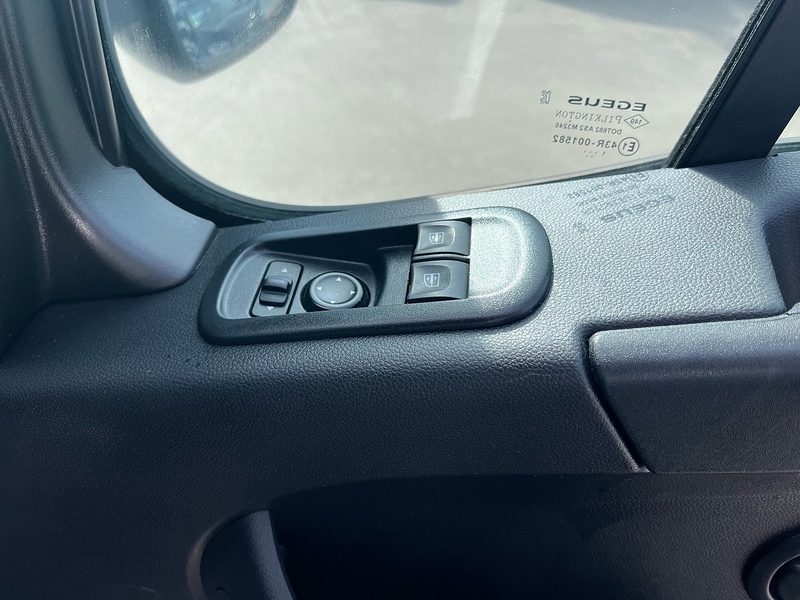 Nissan 2.3 dCi 35 Tekna Panel Van 4dr Diesel Manual FWD L3 H2 Euro 6 (135 ps)