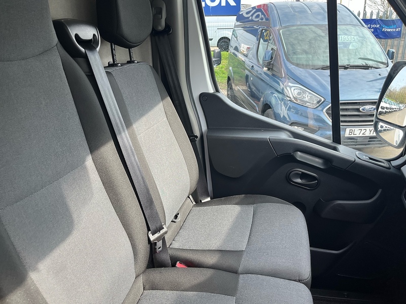 Nissan 2.3 dCi 35 Tekna Panel Van 4dr Diesel Manual FWD L3 H2 Euro 6 (135 ps)