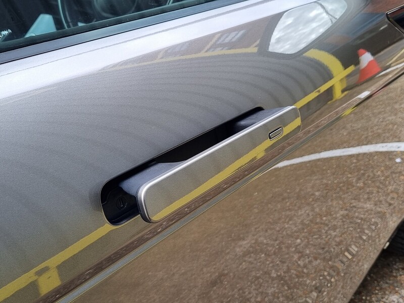 Land Rover D180 R-Dynamic HSE SUV 2.0 Automatic Diesel