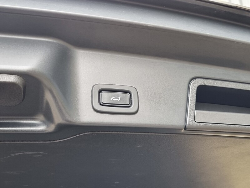 Land Rover D180 R-Dynamic HSE SUV 2.0 Automatic Diesel