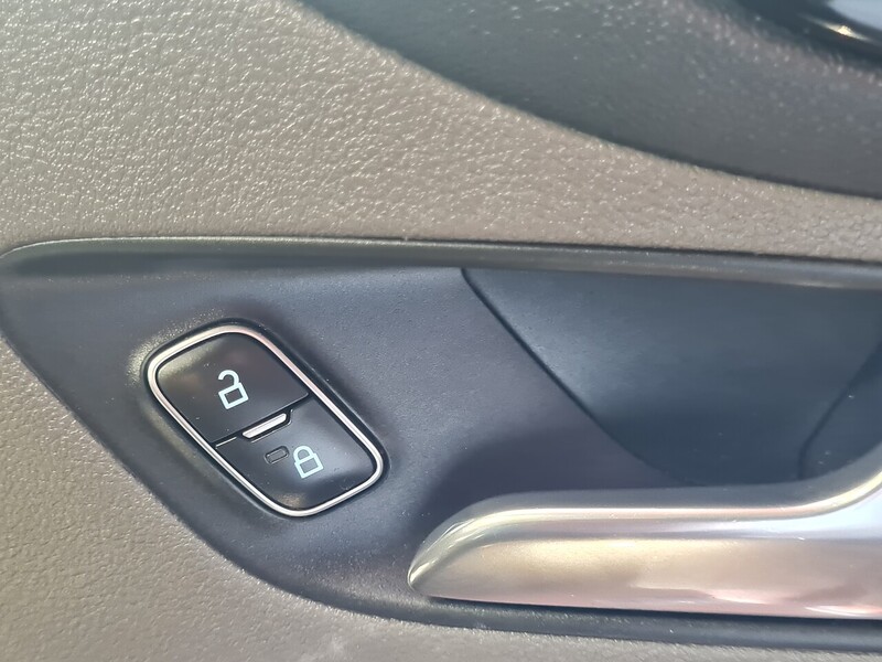 Ford 320 EcoBlue Limited Combi Van 2.0 Automatic Diesel