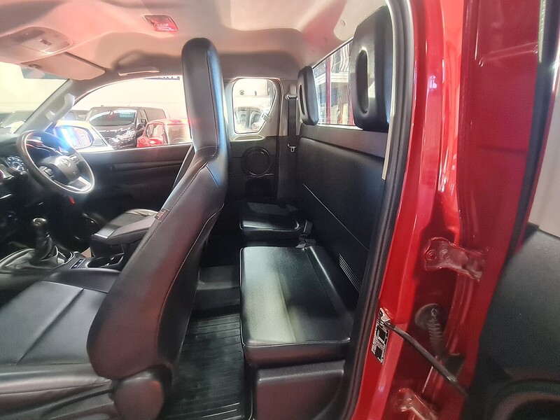Toyota D-4D Active Pickup 2.4 Manual Diesel