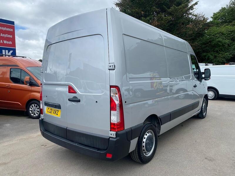 Renault 2.3 dCi 35 Business Panel Van 4dr Diesel Manual FWD MWB Medium Roof Euro 6 (135 ps)