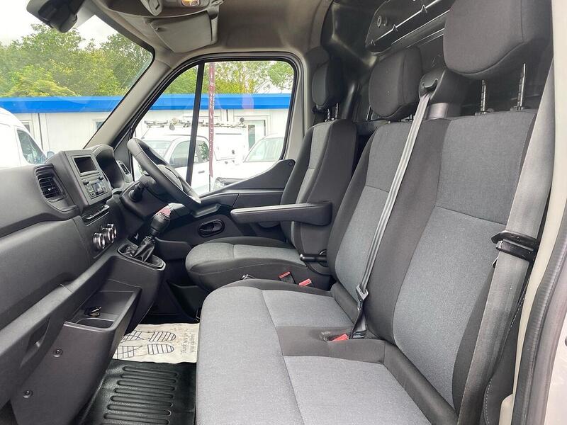 Renault 2.3 dCi 35 Business Panel Van 4dr Diesel Manual FWD MWB Medium Roof Euro 6 (135 ps)