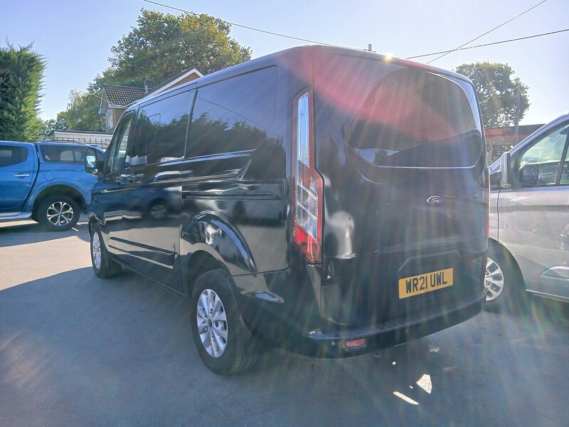 Ford 2.0 300 EcoBlue Limited Crew Van Double Cab 5dr Diesel Manual L1 H1 Euro 6 (s/s) (6 Seat) (130 ps)