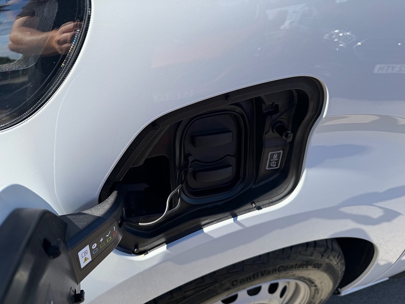 Peugeot 75kWh Professional Long Panel Van 6dr Electric Auto LWB (11kW Charger) (136 ps)