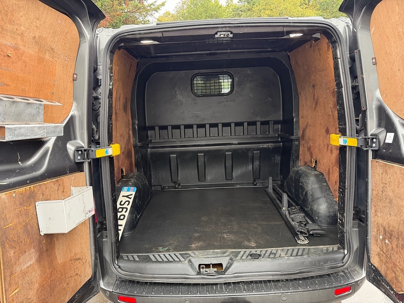 Ford 2.0 320 EcoBlue Limited Crew Van Double Cab 5dr Diesel Auto L1 H1 Euro 6 (s/s) (6 Seat) (130 ps)