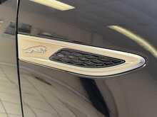 Jaguar E-PACE P300e R-Dynamic HSE 