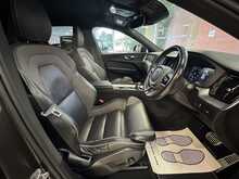 Volvo XC60 B5 MHEV R-Design 