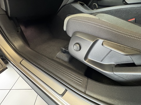 1.5h T4 Recharge 10.7kWh Plus SUV 5dr Petrol Plug-in Hybrid Auto Euro 6 (s/s) (211 ps)