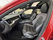 Volvo XC60 B5 MHEV R-Design Pro 