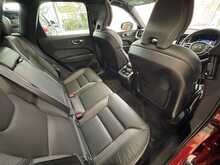 Volvo XC60 B5 MHEV R-Design Pro 