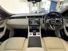 Jaguar F-PACE P250i R-Dynamic SE 