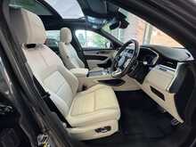 Jaguar F-PACE P250i R-Dynamic SE 