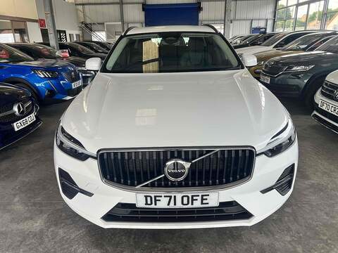 Volvo XC60 2.0 B5 MHEV Momentum SUV 5dr Petrol Hybrid Auto Euro 6 (s/s) (250 ps) - U10194