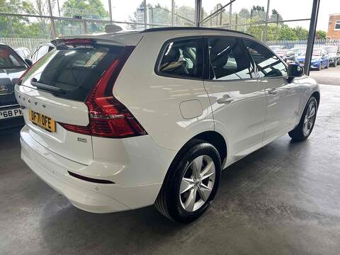 Volvo XC60 2.0 B5 MHEV Momentum SUV 5dr Petrol Hybrid Auto Euro 6 (s/s) (250 ps) - U10194
