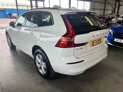 Volvo XC60 2.0 B5 MHEV Momentum SUV 5dr Petrol Hybrid Auto Euro 6 (s/s) (250 ps) - U10194