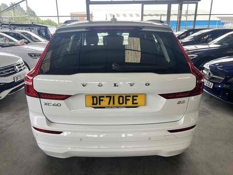 Volvo XC60 2.0 B5 MHEV Momentum SUV 5dr Petrol Hybrid Auto Euro 6 (s/s) (250 ps) - U10194