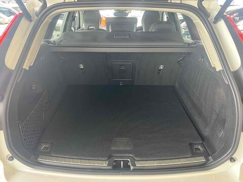 Volvo XC60 2.0 B5 MHEV Momentum SUV 5dr Petrol Hybrid Auto Euro 6 (s/s) (250 ps) - U10194