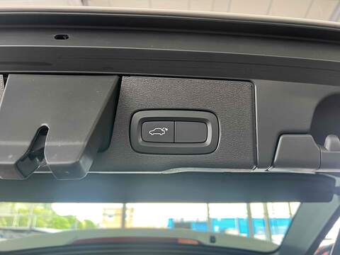 Volvo XC60 2.0 B5 MHEV Momentum SUV 5dr Petrol Hybrid Auto Euro 6 (s/s) (250 ps) - U10194