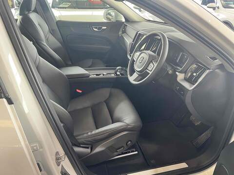 Volvo XC60 2.0 B5 MHEV Momentum SUV 5dr Petrol Hybrid Auto Euro 6 (s/s) (250 ps) - U10194