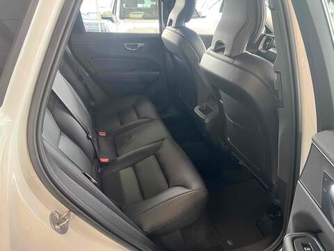 Volvo XC60 2.0 B5 MHEV Momentum SUV 5dr Petrol Hybrid Auto Euro 6 (s/s) (250 ps) - U10194